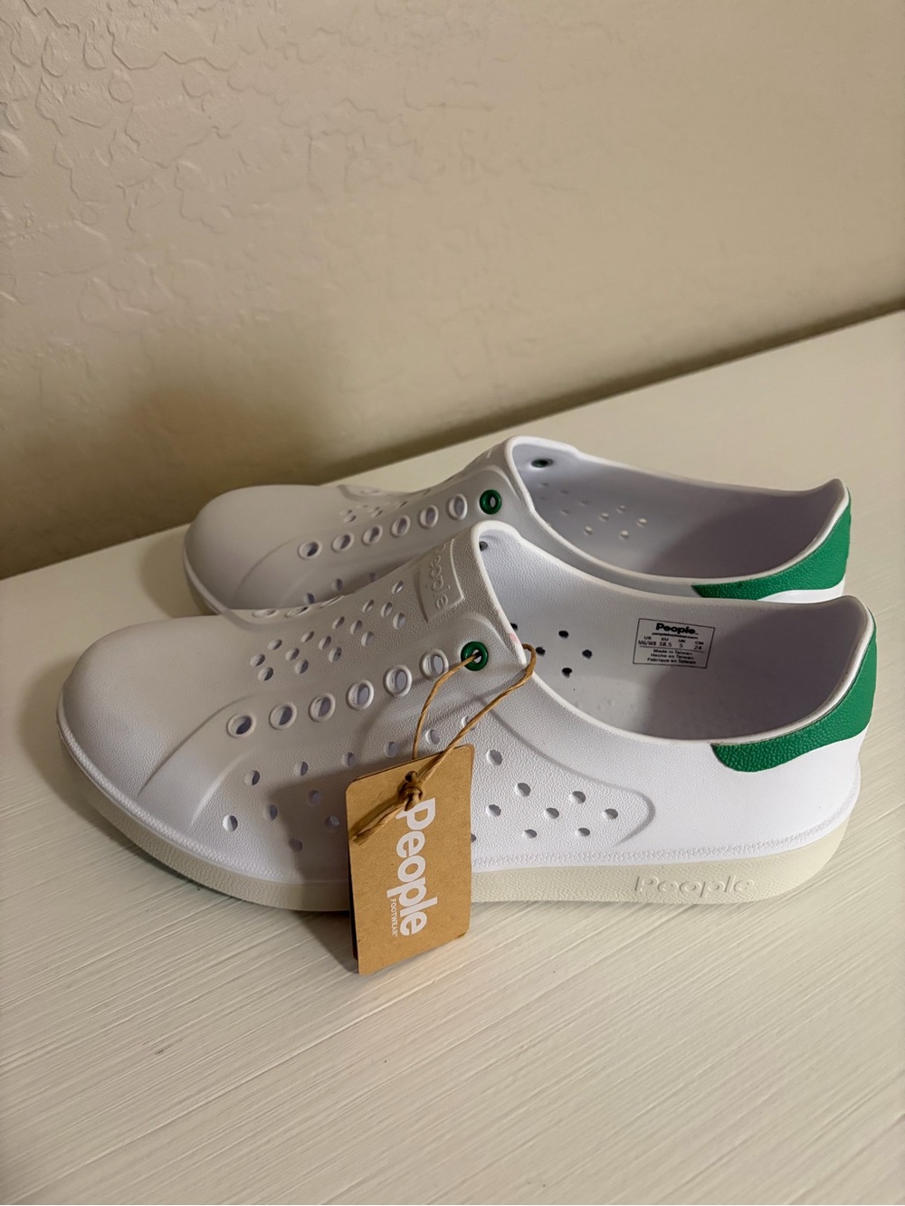 💚💦People Unisex White & Green Slip-On Flats athletic waterproof boat shoes☀️💚